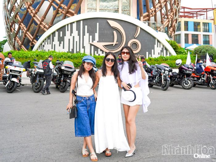 Nhiều người dân đã đến tham quan, chụp hình check-in cùng các mẫu xe tại Nhà hát Đó.