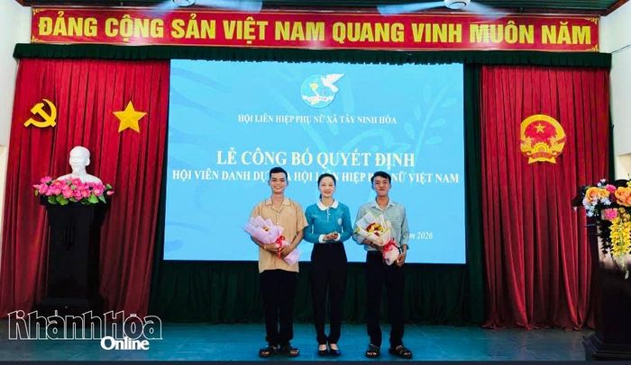 Hội Liên hiệp Phụ nữ xã kết nạp hội viên danh dự.
