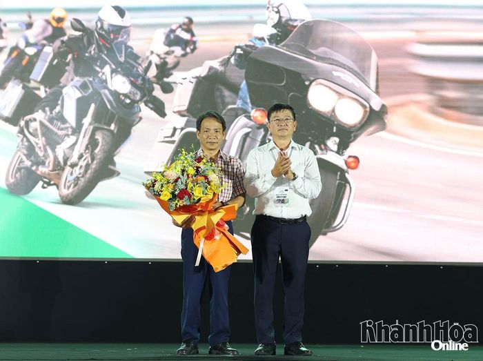 Ông Lê Hoàng Triều - Phó Giám đốc Phụ trách Báo và Phát thanh, Truyền hình Khánh Hòa tặng hoa cho lãnh đạo Công ty Cổ phần Nước Giải khát Sanest Khánh Hòa.