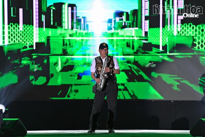 Một nghệ sĩ biểu diễn saxophone.
