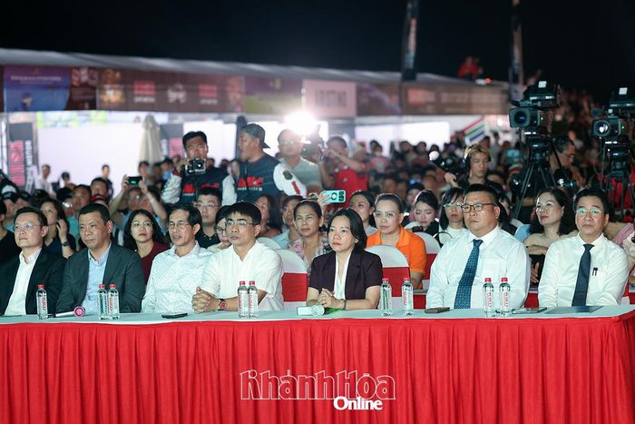 Lãnh đạo tỉnh, các sở, ngành, địa phương; đại diện các tỉnh bạn, Ban tổ chức giải cùng đông đảo biker, người dân, du khách tham dự lễ khai mạc.