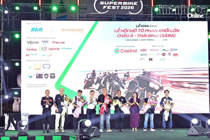 Ban tổ chức tặng hoa cho các đoàn vận động viên.