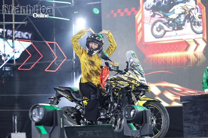 Màn trình diễn dễ thương của một Miss Motor trong bộ áo bà ba.