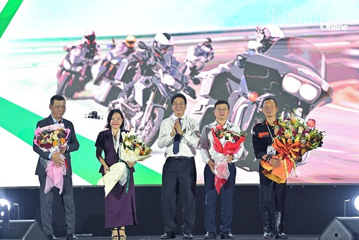Phó Chủ tịch Thường trực UBND tỉnh Nguyễn Long Biên tặng hoa cho Ban tổ chức lễ hội.