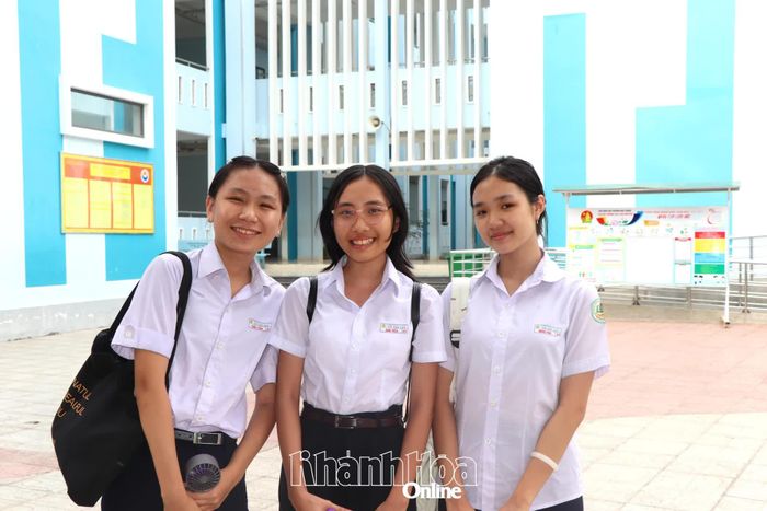 Niềm vui của các nữ sinh Trường THCS Võ Thị Sáu (phường Nam Nha Trang) sau khi kết thúc môn thi chuyên Tiếng Anh. Ảnh: H.DUNG