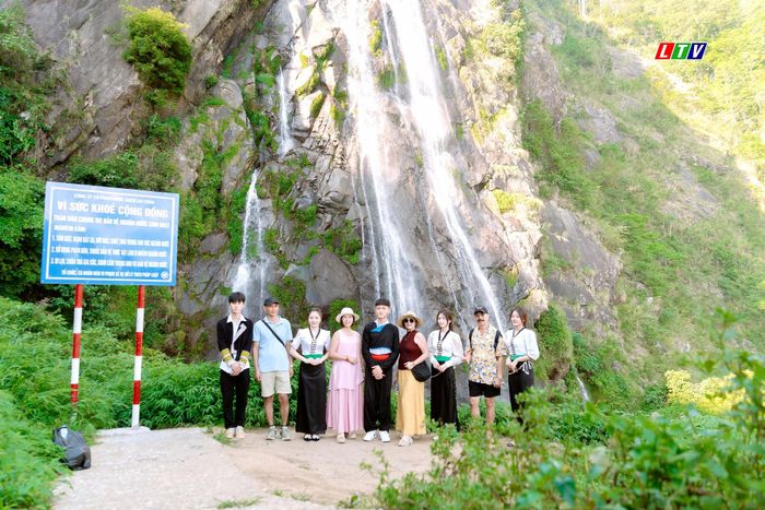 Du khách được chiêm ngưỡng khung cảnh thiên nhiên hùng vĩ với dòng nước đổ hiền hòa theo chiều thẳng đứng, hơi nước mịn màng phủ lên mọi vật xung quanh, bụi nước bắn tung lên trắng xóa cả góc trời đầy thơ mộng và huyền bí.