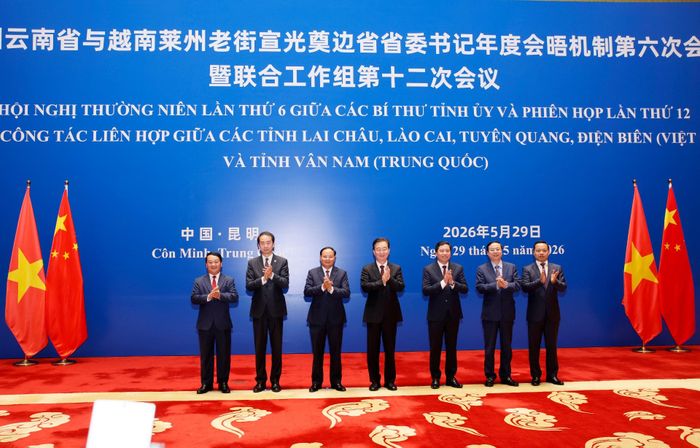 Bí thư Tỉnh ủy cùng lãnh đạo các bộ, ngành hai bên chụp ảnh lưu niệm.