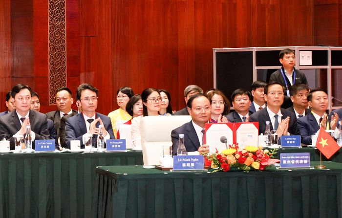 Bí thư Tỉnh ủy Lê Minh Ngân ký kết biên bản Hội nghị Thường niên lần thứ 6.