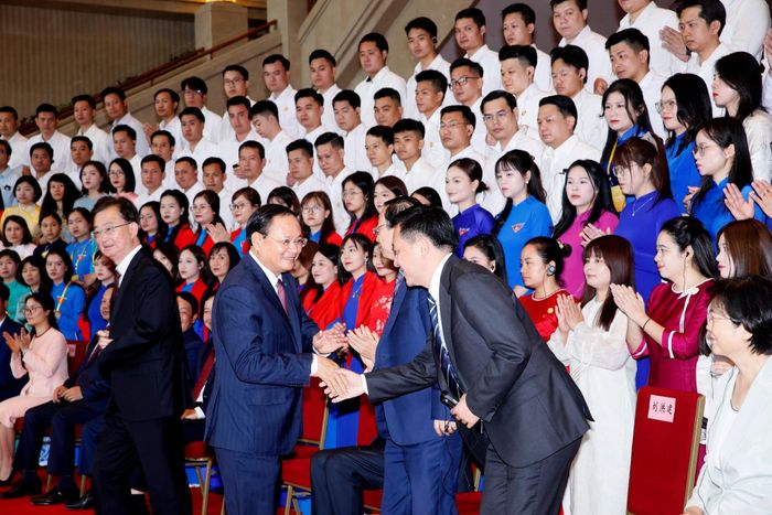 Bí thư Tỉnh ủy Lê Minh Ngân chào xã giao lãnh đạo tỉnh Vân Nam (Trung Quốc) sau bài phát biểu. 