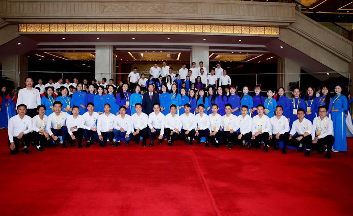 Đồng chí Lê Minh Ngân - Bí thư Tỉnh ủy, Chủ tịch HĐND tỉnh Lai Châu chụp ảnh lưu niệm cùng Đoàn Thanh niên tỉnh Lai Châu. 