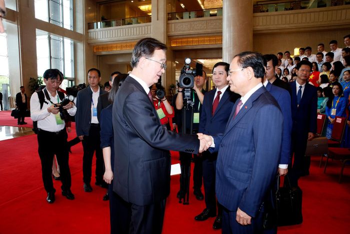 Bí thư Tỉnh ủy Lai Châu Lê Minh Ngân bắt tay Bí thư Tỉnh ủy Vân Nam Vương Ninh chúc mừng sự kiện gặp mặt thành công tốt đẹp. 