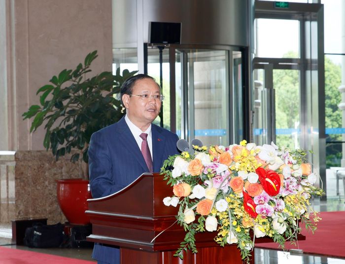 Đồng chí Lê Minh Ngân - Ủy viên Ban Chấp hành Trung ương Đảng, Bí thư Tỉnh ủy, Chủ tịch HĐND tỉnh Lai Châu phát biểu tại buổi gặp mặt. 
