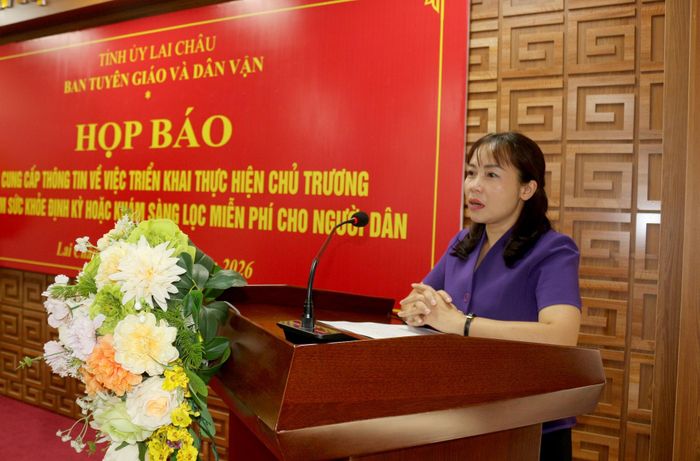 Đồng chí Đào Thị Thanh Nhàn - Phó Trưởng Ban Thường trực Ban TG&amp;DV Tỉnh ủy phát biểu kết luận tại buổi họp báo. 
