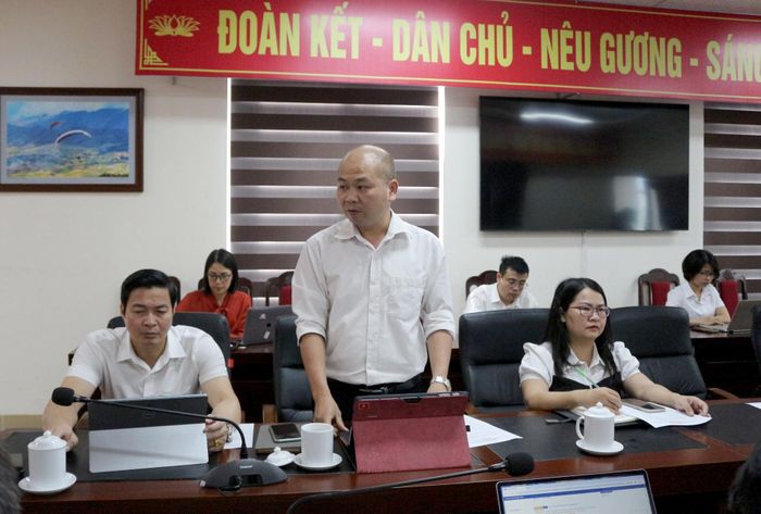 Lãnh đạo Báo và Phát thanh, Truyền hình Lai Châu phát biểu ý kiến tại buổi họp báo. 