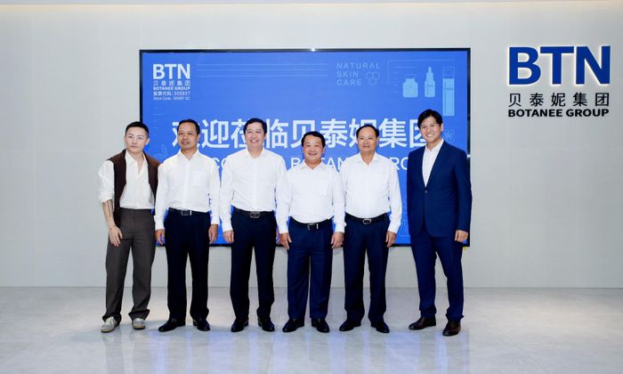 Bí thư Tỉnh ủy Lê Minh Ngân cùng các đồng chí Bí thư Tỉnh ủy Lào Cai, Tuyên Quang, Điện Biên chụp ảnh lưu niệm với đại diện Công ty TNHH Tập đoàn Công nghệ Sinh học Bối Thái Ni.