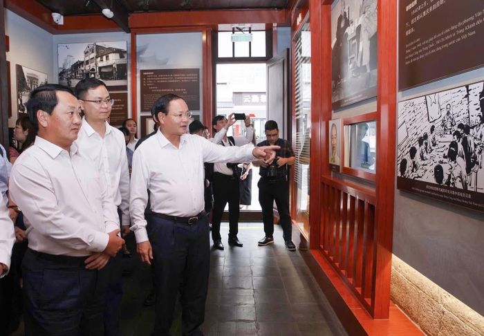 Bí thư Tỉnh ủy Lê Minh Ngân xem những hình ảnh, tư liệu tại Khu di tích lịch sử Chủ tịch Hồ Chí Minh (thành phố Côn Minh, Vân Nam, Trung Quốc).