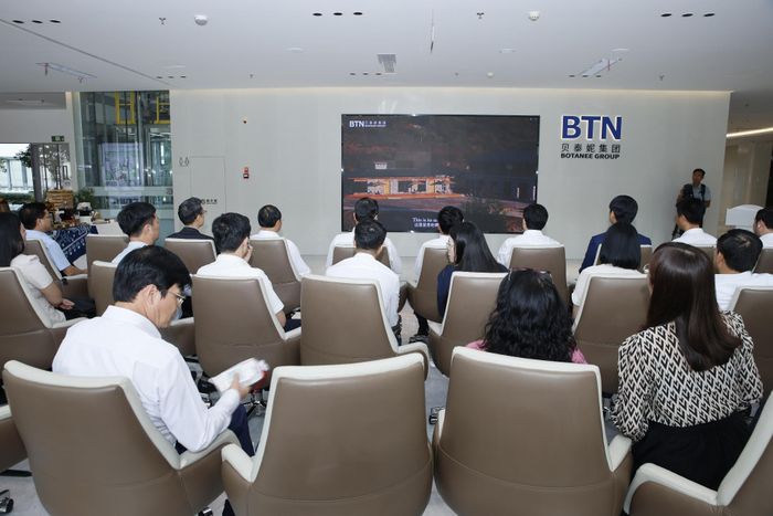 Các đại biểu xem video giới thiệu về Công ty TNHH Tập đoàn Công nghệ Sinh học Bối Thái Ni.