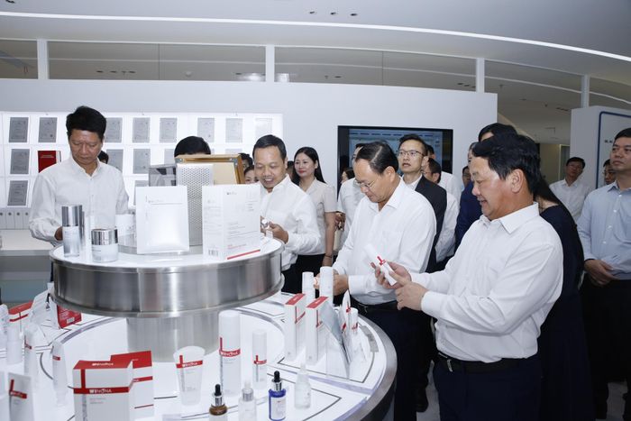 Các đại biểu tham quan không gian trưng bày các sản phẩm thương hiệu chăm sóc da "Winona" của Công ty TNHH Tập đoàn Công nghệ Sinh học Bối Thái Ni.