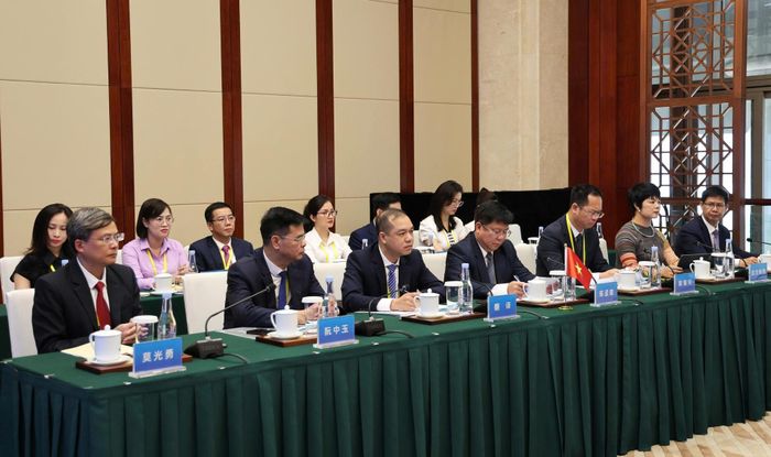 Đại biểu các tỉnh Lai Châu, Lào Cai, Tuyên Quang, Điện Biên tham dự phiên thảo luận Tổ Giao lưu nhân văn.