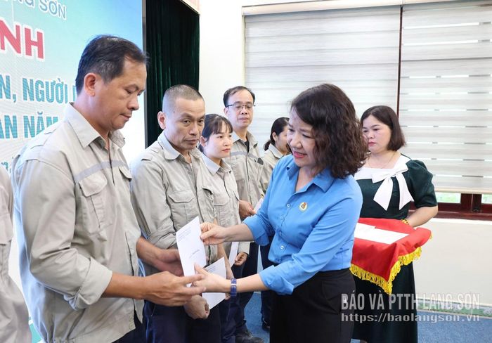 Lãnh đạo Liên đoàn Lao động tỉnh tặng quà công nhân Công ty Nhiệt điện Na Dương - TKV