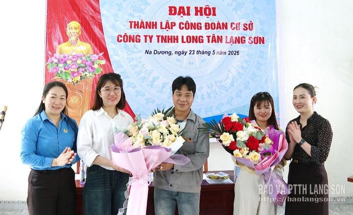 Lãnh đạo Liên đoàn Lao động tỉnh tặng hoa đại diện Công đoàn cơ sở Công ty TNHH Long Tân Lạng Sơn mới thành lập