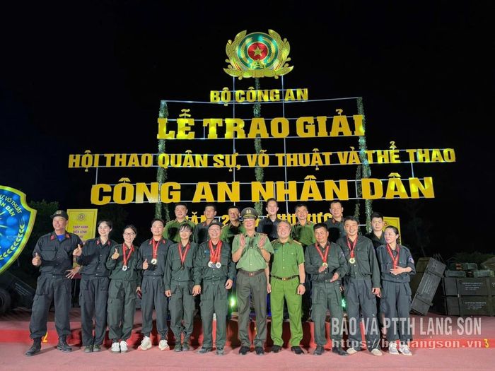 Đồng chí Thiếu tướng Lê Hồng Hiệp, Phó Cục trưởng Công tác Chính trị chúc mừng Đội tuyển bắn súng Công an tỉnh Lạng Sơn giành được thành tích cao tại hội thao