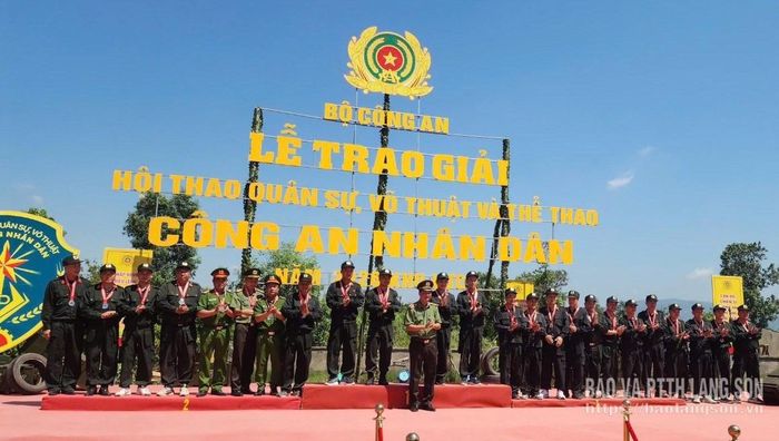 Đoàn vận động viên Công an tỉnh Lạng Sơn đoạt Huy chương Bạc nội dung súng ngắn kết hợp súng tiểu liên AK bắn ban đêm