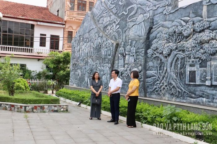 Đoàn giám sát và lãnh đạo UBND phường Kỳ Lừa khảo sát tại khu vực bức phù điêu