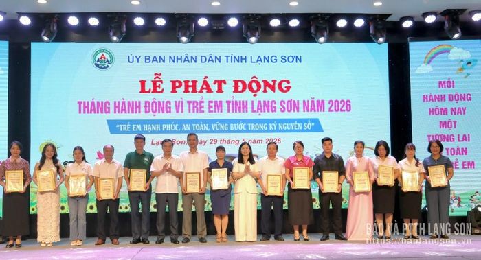 Lãnh đạo UBND tỉnh và lãnh đạo Sở Y tế trao giấy ghi nhận những tấm lòng vàng cho các tập thể, cá nhân, doanh nghiệp đóng góp kinh phí ủng hộ Quỹ Bảo trợ trẻ em tỉnh năm 2026