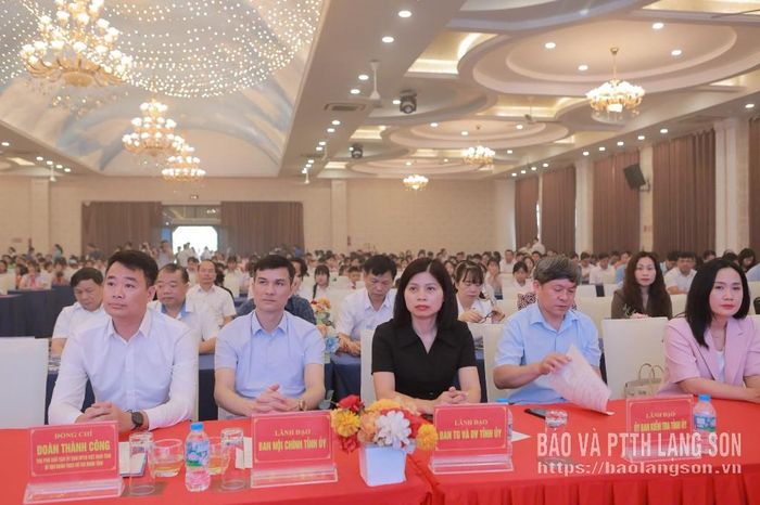 Các đại biểu tham dự buổi lễ