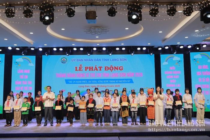 Lãnh đạo UBND tỉnh và lãnh đạo Sở Y tế trao tặng học bổng cho trẻ em có hoàn cảnh đặc biệt, vượt khó học giỏi tại các xã vùng III