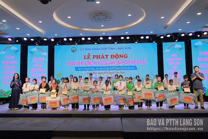 Lãnh đạo Báo và Phát thanh, Truyền hình Lạng Sơn và lãnh đạo Sở Văn hóa, Thể thao và Du lịch trao các suất quà cho các em thiếu nhi có hoàn cảnh khó khăn trên địa bàn tỉnh