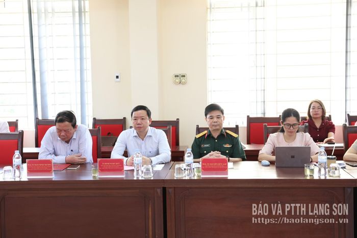 Các cán bộ, nhà nghiên cứu, nhà khoa học dự hội thảo