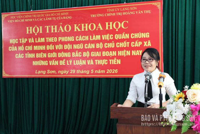 Đại diện Trường Đào tạo cán bộ Nguyễn Văn Cừ tỉnh Quảng Ninh trình bày tham luận tại hội thảo