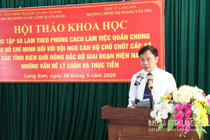 Đồng chí Nguyễn Đức Quý, Hiệu trưởng Trường Chính trị Hoàng Văn Thụ tỉnh Lạng Sơn trình bày báo cáo đề dẫn tại hội thảo