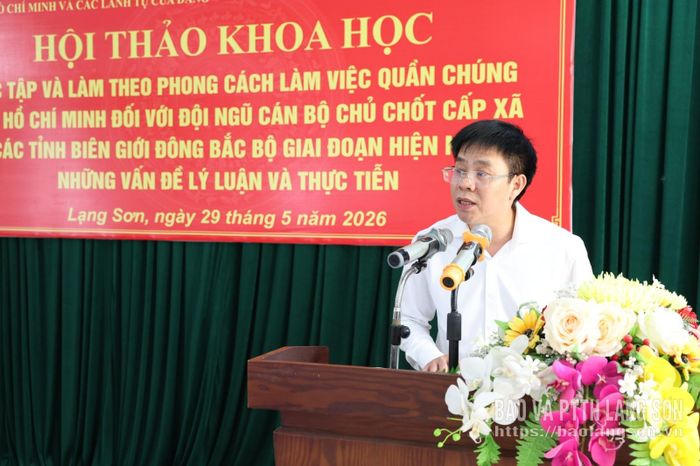 Đồng chí Phó Trưởng Ban Tổ chức Tỉnh ủy Tuyên Quang trình bày tham luận tại hội thảo