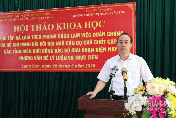 Đồng chí Phó Trưởng Ban Tổ chức Tỉnh ủy Lạng Sơn trình bày tham luận thực trạng đội ngũ cán bộ chủ chốt cấp xã tại tỉnh hiện nay