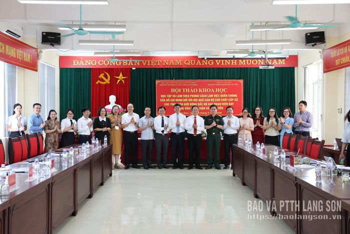 Các đại biểu dự hội thảo chụp ảnh lưu niệm