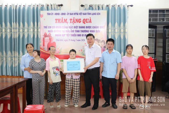 Lãnh đạo Đảng ủy xã Thất Khê tặng quà các cháu khuyết tật tại cơ sở mái ấm tình thương Vinh Sơn