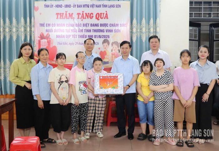 Đồng chí Nguyễn Hoàng Tùng, Ủy viên Ban Thường vụ Tỉnh ủy, Phó Chủ tịch Thường trực Ủy ban MTTQ Việt Nam tỉnh, Ủy viên Hội đồng Bảo trợ trẻ em tỉnh tặng quà các cháu khuyết tật tại cơ sở mái ấm tình thương Vinh Sơn