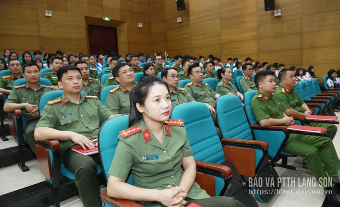 Cán bộ công an các đơn vị dự lễ phát động