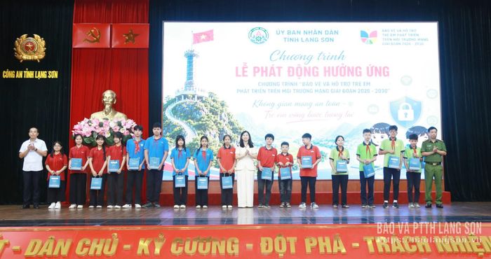 Đồng chí Trần Thanh Nhàn, Phó Chủ tịch UBND tỉnh, lãnh đạo Công an tỉnh, Sở Giáo dục và Đào tạo tỉnh trao quà cho các em học sinh 