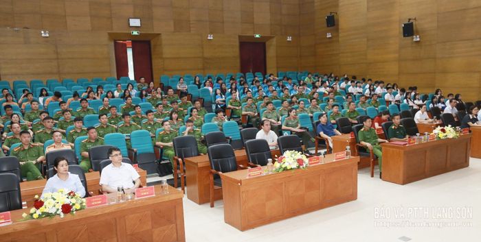 Các đại biểu dự lễ phát động hưởng ứng