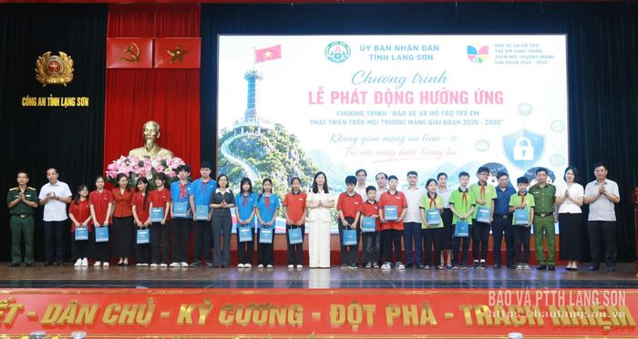 Các đại biểu trao quà, chụp ảnh lưu niệm cùng các em học sinh