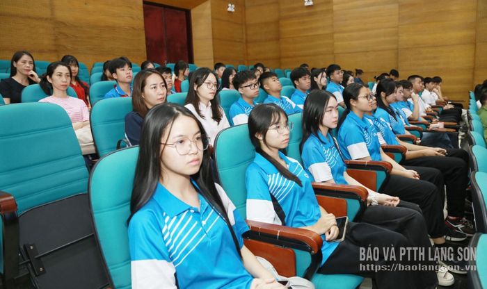 Các em học sinh dự lễ phát động