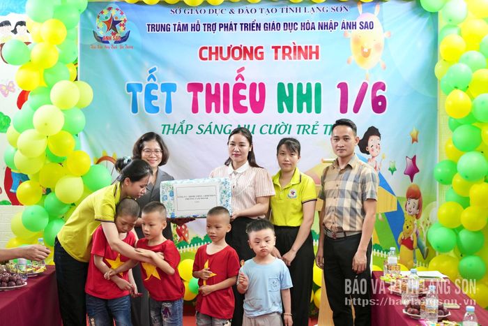 Đại diện cấp ủy, chính quyền phường Tam Thanh tặng quà cho trẻ em tại trung tâm