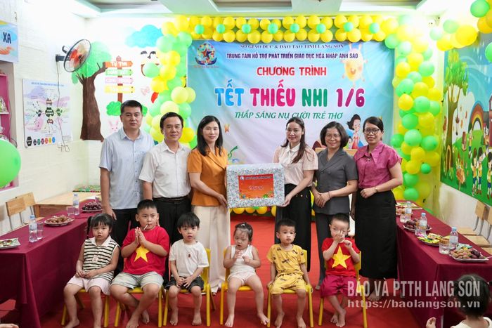 Đồng chí Trần Thanh Nhàn, Phó Chủ tịch UBND tỉnh, Chủ tịch Hội đồng Bảo trợ Quỹ Bảo trợ trẻ em tỉnh tặng quà cho trẻ em tại trung tâm