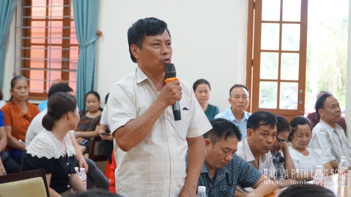 Đại diện các hộ dân nêu ý kiến tại cuộc họp
