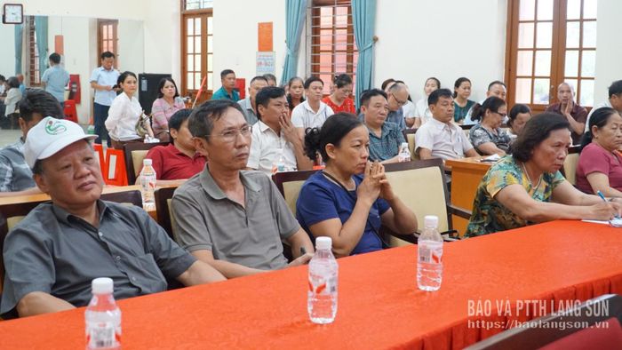 Đông đảo người dân tham dự cuộc họp