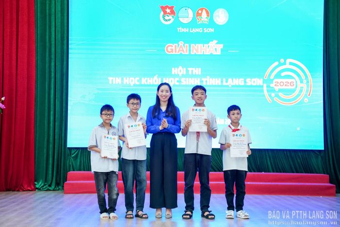 Ban tổ chức trao giải cho các thí sinh đạt giải nhất